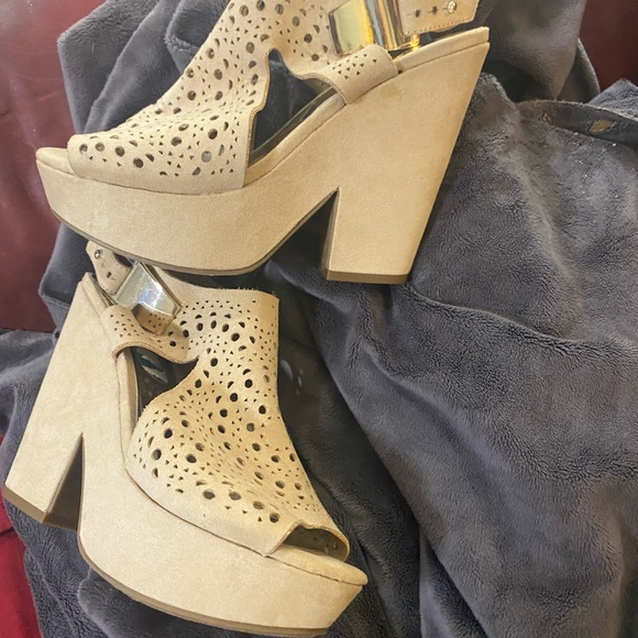 Sexy Summer Heels! By Carlos Santana , Women size 7.5 - Picture 2 of 5